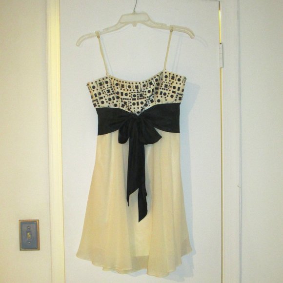 NWT: BCBG MAXAZRIA Cocktail Mini Dress Cream & Blk Sz 4 - Picture 1 of 6